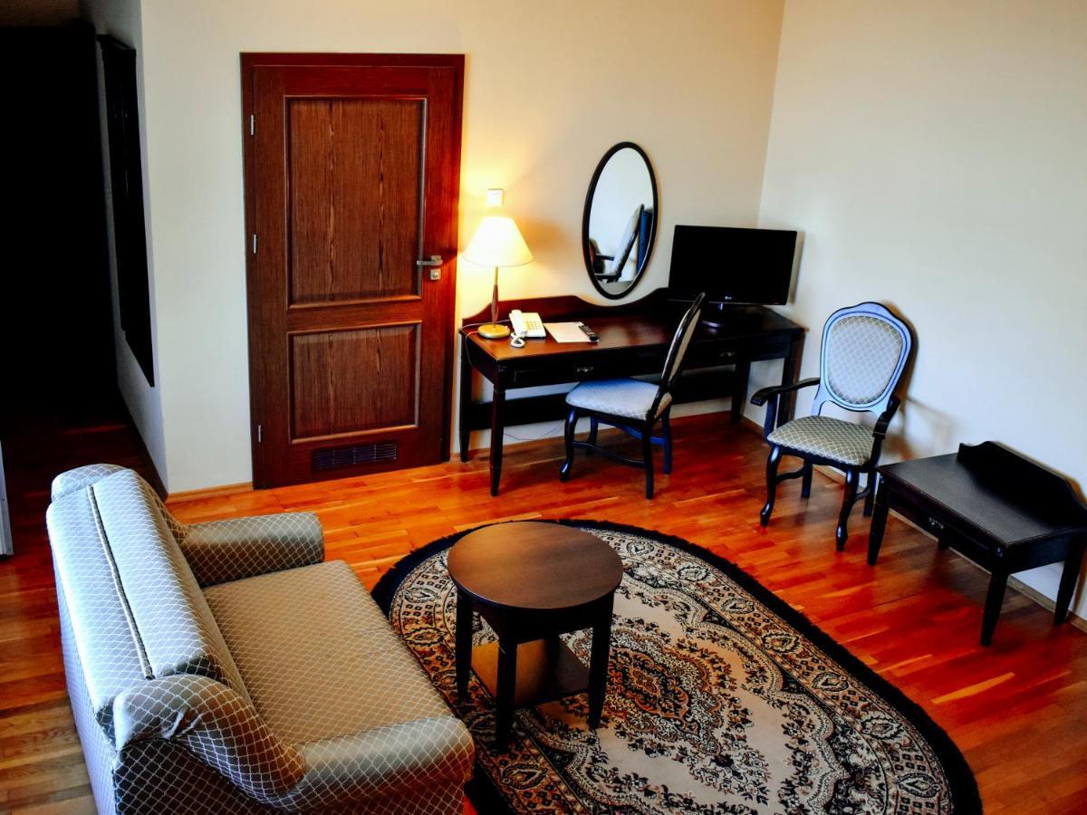 Hotel Zamek Krolewski W Rydzynie Rydzyna Bagian luar foto